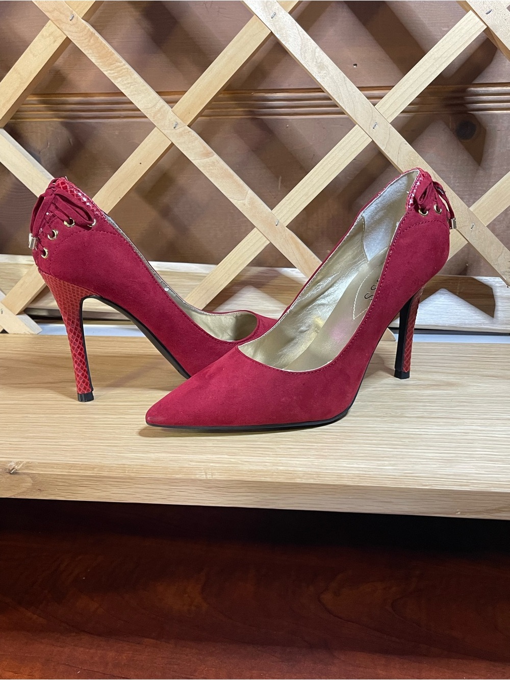 Guess Micro- Suede / 4”Stiletto Pumps/ Lacy Ty Bow Embossed Back Heel Sz 7.5